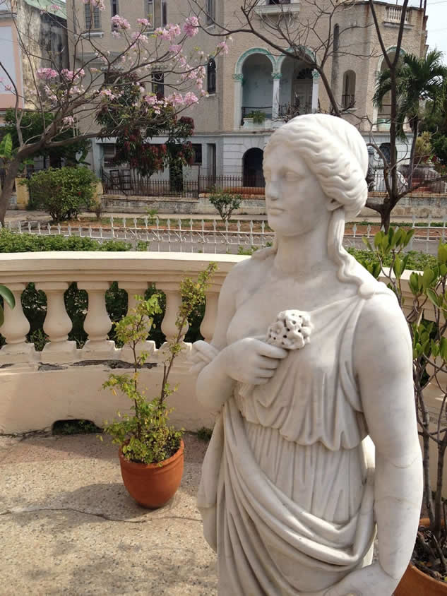 A statue on the porch of the Centro Cultural Dulce Maria Loynaz, photo by Ruth Behar
